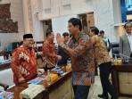 Momen Perdana Menkeu Purbaya Raker di DPR, Disambut Langsung Ketua Komisi XI Misbakhun