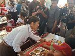 Menteri-Komunikasi-dan-Digital-Menkomdigi-Meutya-Hafid-saat-meninjau-program-Makan.jpg