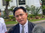 Menteri-Koordinator-bidang-Hukum-HAM-Imigrasi-Yusril-Ihza-Mahendra-di-istana-Kepresidenan.jpg