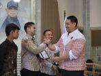 Menteri-Pemuda-dan-Olahraga-Menpora-Dito-Ariotedjo-penghargaan.jpg