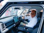 Menteri-Perindustrian-Agus-Gumiwang-Kartasasmita-saat-menjajal-mobil.jpg