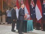 Momen Wakil PM Australia Minta Ajudan Ambilkan Ponsel Untuk Potret Pistol Dari Menhan Sjafrie