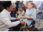 Menteri-Sosial-Saifullah-Yusuf-memberikan-bantuan-kepada-keluarga-pahlawan.jpg