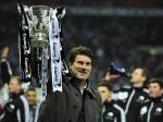 Michael-Laudrup-dengan-trofi-Piala-Carling.jpg