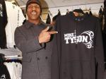 Mike-Tyson-jual-kaos.jpg