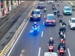 Mobil Dinas & Mobil Pejabat Terpantau Masih Nyalakan Rotator di Ruas Jalan Sudirman Jakarta