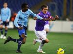 Modibo-Diakite-berebut-bola.jpg