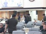Momen-Anggota-DPRD-Jawa-Barat-dari-PDIP-Walk-Out.jpg