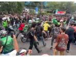 Mahasiswa & Driver Ojol Berhasil Tembus Blokade Aparat yang Adang Massa Gelar Demo di Bundaran HI