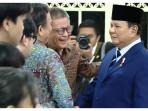 Tawa Rocky Gerung Bareng Prabowo saat Pelantikan Pejabat Kabinet Merah Putih di Istana Negara