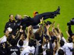 Mourinho-diangkat-ke-udara.jpg