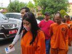 NY-22-ibu-muda-yang-tega-membunuh-bayi-yang-baru-dilahirkannya.jpg