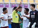 Nadeo-Argawinata-dikartu-merah-wasit-pada-laga-PSS-Sleman-vs-Borneo-FC.jpg