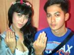 Nata-Naritha-menunjukkan-cincin-pemberian-Kiki-Farrel.jpg