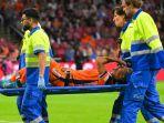 Nathan-Ake-ditandu-keluar-karena-cedera-saat-laga-Belanda-vs-Jerman.jpg
