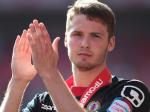 Nick-Powell-tepuk-tangan-usai-bikin-gol.jpg