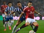 Nico-Gonzalez-dan-Diogo-Dalot-berebut-bola-pada-laga-Porto-vs-Manchester-United.jpg