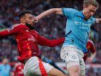Noussair-Mazraoui-berduel-dengan-Kevin-De-Bruyne-di-Derby-Manchester.jpg