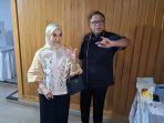 OSO dan Istrinya Kompak Pose 3 Jari Usai Mencoblos di Pilkada Jakarta 