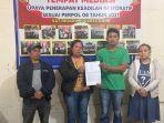 Oknum-polisi-Brigadir-DS-dua-dari-kanan-berdamai-dengan-pihak-korban-4321.jpg