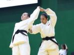 PON-BELA-DIRI-Judoka-Jawa-Tengah-Lie-Grace-Nathalia-kiri-dan-Cynthia-Trubus-Octaviani.jpg