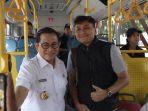 Foto-foto Gubernur Pramono Anung Naik Transportasi Umum: Menunggu di Halte, Ketemu Warga di Bus