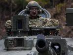 FOTO-FOTO Pangeran William Naik Tank di Dekat Perbatasan Rusia, Inggris Kirim Pesan Tegas ke Moskow 