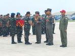 Panglima-TNI-Kalungkan-Medali-Prajurit-Bantu-Korban-Badai-Filipina.jpg