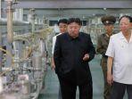 Para-Ilmuwan-Mendampingi-Kim-Jong-Un-saat-Kunjungan-di-Pengayaan-Uranium.jpg