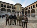 Para-pejuang-di-Suriah-berpose-untuk-difoto-di-dekat-Kubah-Masjid-Umayyah.jpg