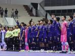 Para-pemain-Unggul-FC-vs-Fafage-Banua-berbaris-jelang-laga-dimulai.jpg