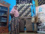 Partinah-pemilik-Batik-Giri-Wastra-Pura-di-Desa-Girilayu.jpg