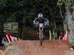 Pebalap-sepeda-Rendy-Varera-Sanjaya-melahap-trek-licin-di-Ternadi-Bike-Park.jpg