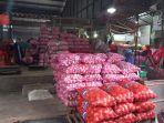 Pedagang-bawang-putih-di-Pasar-Induk-Pare-OK.jpg