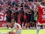 Pedri-merayakan-gol-bersama-rekan-setimnya-di-laga-Barcelona-vs-Girona.jpg