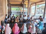 Peduli-Pendidikan-Agama-Polres-Aceh-Selatan-Turun-Langsung-Mengajar-Ngaji.jpg
