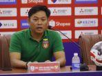 Pelatih-Myanmar-U-Myo-Hlaing-Win-saat-sesi-wawancara-di-Piala-AFF-2024.jpg