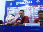 Pelatih-Persija-Jakarta-Carlos-Pena-tengah.jpg