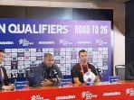 Pelatih-Timnas-Indonesia-Patrick-Kluivert-bersama-dengan-kipernya-Emil-Audero.jpg