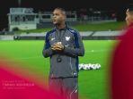 Pelatih-Timnas-Indonesia-Patrick-Kluivert-saat-memimpin-latihan-Skuad-Garuda.jpg