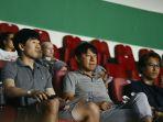 Pelatih-Timnas-Indonesia-Shin-Tae-yong-saat-menyaksikan-duel-Persib-Bandung.jpg