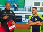 Pelatih-Timnas-Indonesia-U-17-Nova-Arianto-kiri.jpg