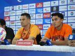 Pelatih-dan-Pemain-Persija-Jakarta-Carlos-Pena-tengah-kiri-dan-Muhammad-Ferarri.jpg