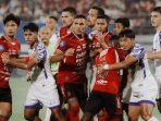 Pemain-Bali-United-berduel-melawan-pemain-PSIS-Semarang-pada-pekan-31-Liga-1.jpg