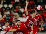 Pemain-Bali-United-dan-Persis-Solo-berduel-berebut-bola.jpg