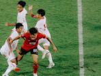 Pemain-Bali-United-saat-dikepung-3-penggawa-Timnas-Indonesia.jpg