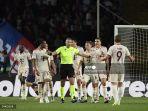 Pemain-Bayern-memprotes-wasit-Slovenia-Slavko-Vincic-saat-lawan-Barcelona.jpg