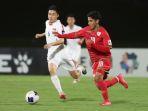 Pemain-Korea-Utara-An-Jin-Sok-saat-berduel-dengan-pemain-Oman-di-Piala-Asia-U17-2025.jpg