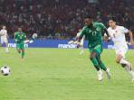 Pemain-Timnas-Indonesia-Rafael-Struick-mengejar-bola-dengan-pemain-Arab-Saudi.jpg