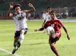 Pemain-Timnas-Laos-Vilayout-Sayyabounsou-menghalau-penyerang-Timnas-Myanmar-Kyaw-Ko-Ko.jpg